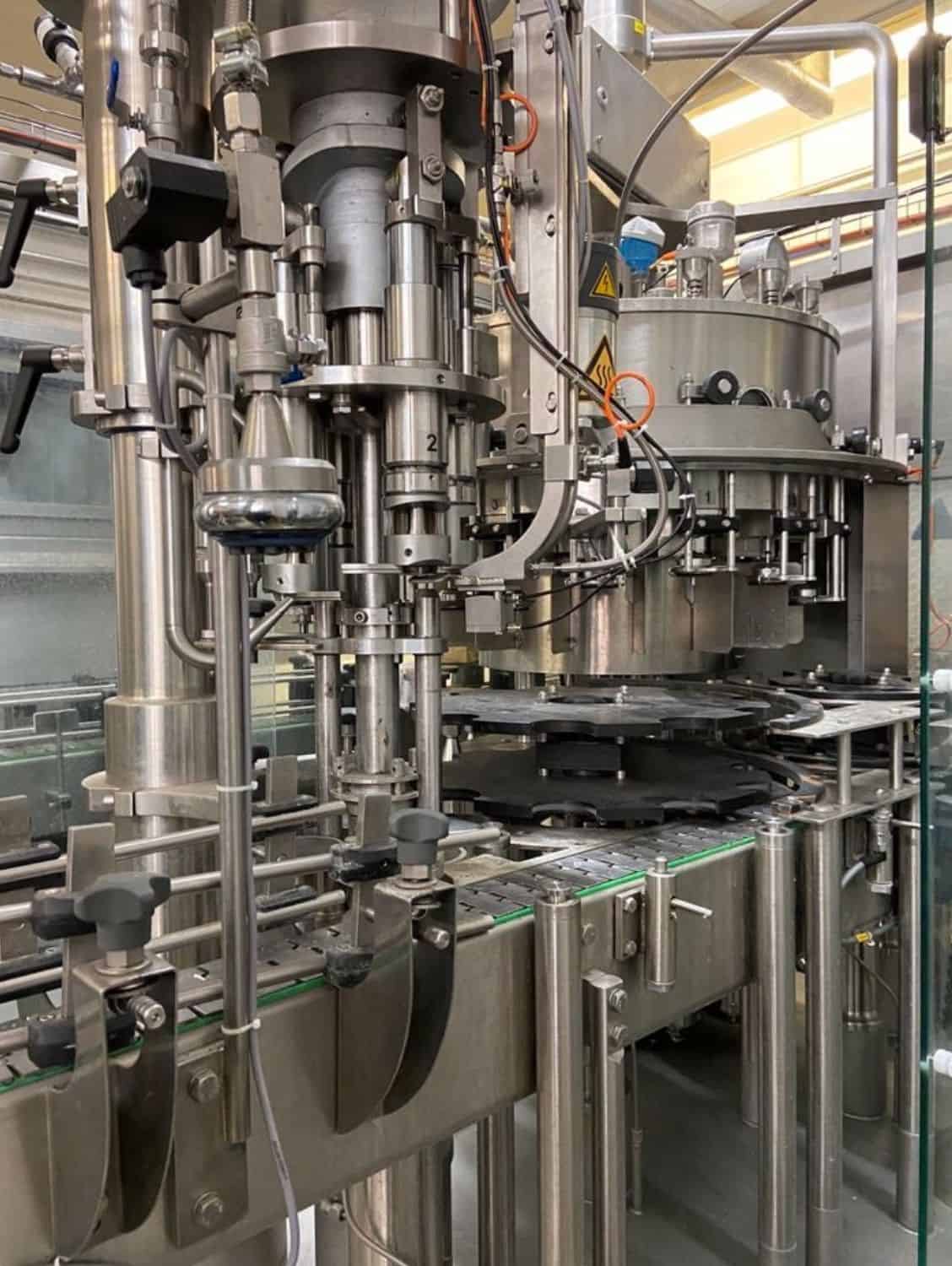 Arbeitsraum von Nagel, PAC, Juwatec, ICS Mehrweg-Glasabfüllanlage für Bier, Softdrink